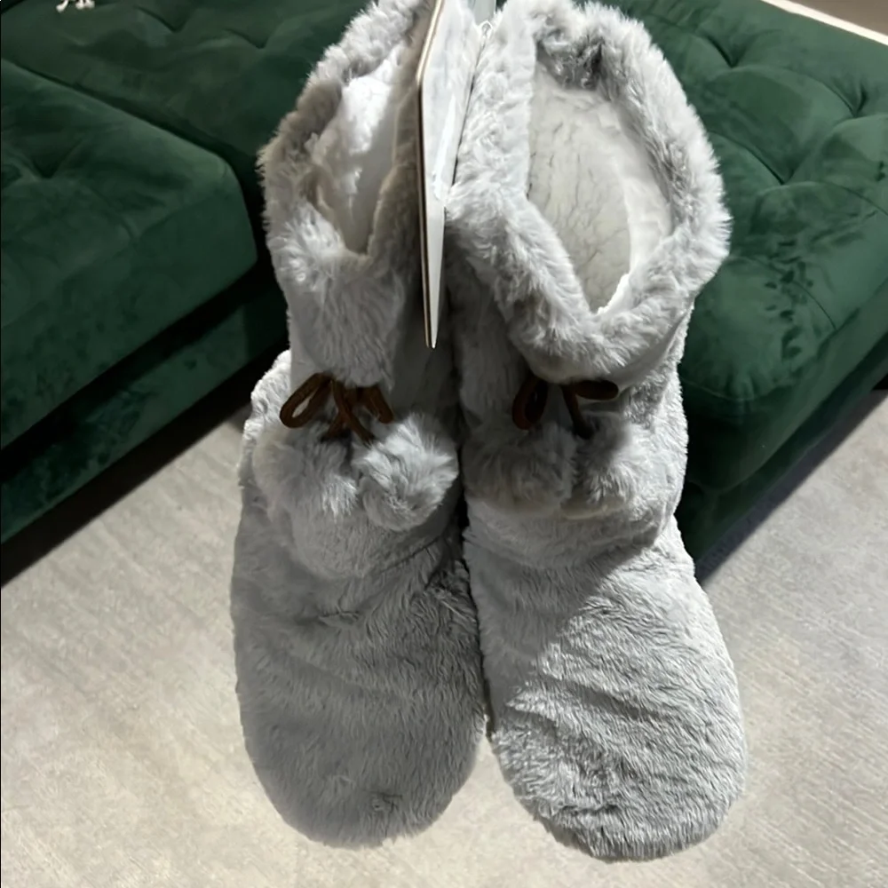 Jane and Bleecker Faux Fir Gray Cozy Slipper Socks - Picture 5 of 5